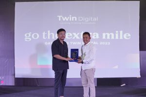 Penyerahan Penghargaan dari Owner Twin Digital untuk Ferry Irwandi